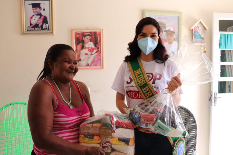 Miss Universo Brasil Júlia Gama participa de ação emergencial de apoio a famílias atingidas pela hanseníase em Itaboraí/RJ