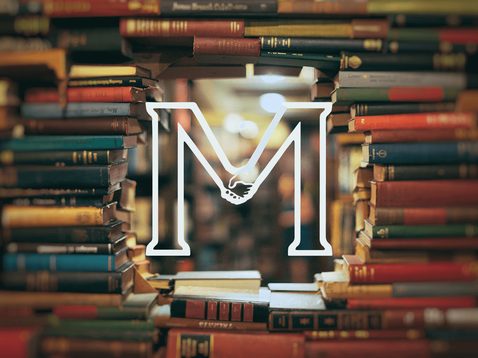 Uma serie de livros empilhados com o logo da Morhan em destaque