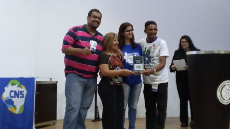 Morhan recebe prêmio por políticas públicas inclusivas em Congresso Internacional da Rede Unida