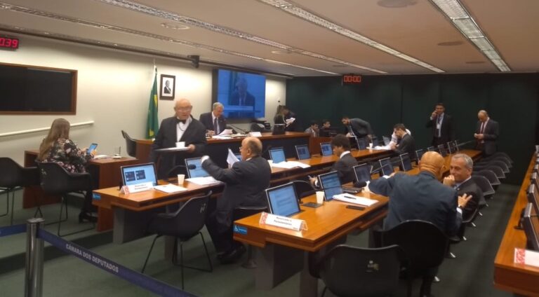 PL sobre indenização dos filhos separados recebe apoio de parlamentares, mas deputada pede vistas e atrasa mais uma vez a votação